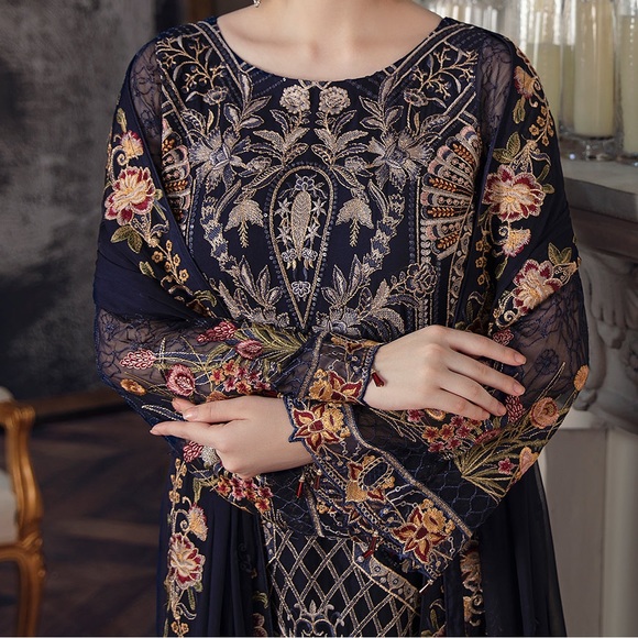 Pure chiffon embroidered dress - Picture 3 of 7